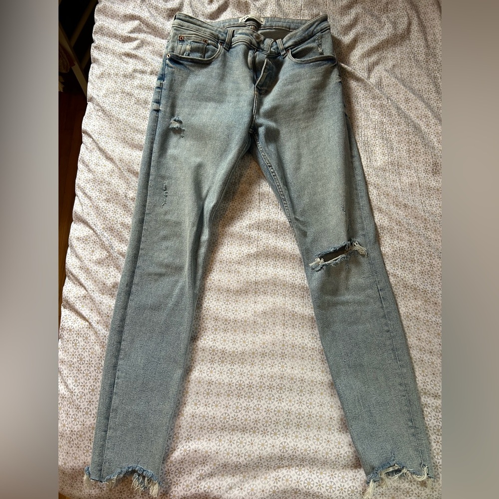 Zara light wash skinny jeans rippedd